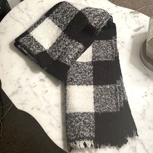Wool scarf in black and white plaid